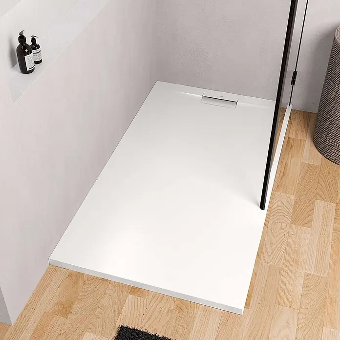 Poalgi Duschwanne Supra - L x B: 180 x 70 cm, Verbundwerkstoff, Blanco - Weiße, flache Duschwanne mit rechteckigem Abfluss, in einer modernen Dusche installiert.