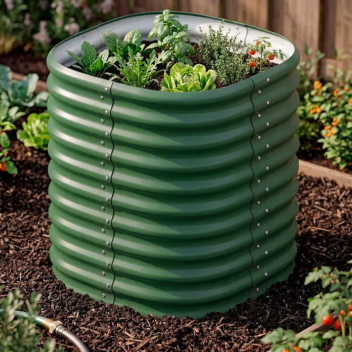 Vitavia Hochbeet Terra 858 - 82 x 82 x 85,8 cm, Zincalume®, Seegras - Grünes Hochbeet aus Wellblech, gefüllt mit frischen Kräutern und Gemüse, in einem Garten mit Mulch.