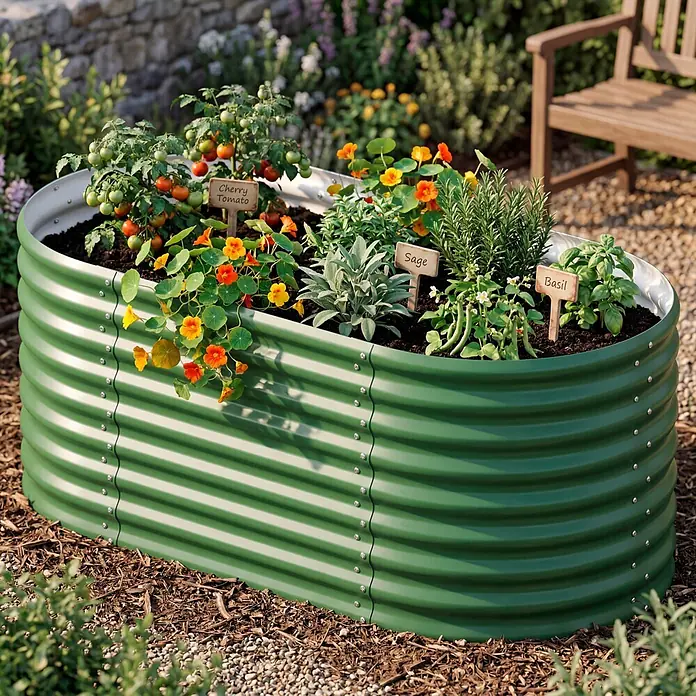 Vitavia Hochbeet Terra 630 - 162 x 82 x 63 cm, Zincalume®, Seegras - Ovales, grünes Hochbeet aus Wellblech, bepflanzt mit Tomaten, Kräutern und Blumen, in einem Garten.