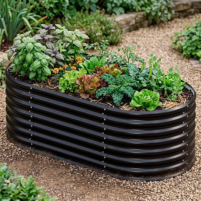 Vitavia Hochbeet Terra 401 - 162 x 82 x 40,1 cm, Zincalume®, Schwarz - Schwarzes Wellblech-Hochbeet, gefüllt mit verschiedenen Pflanzen und Kräutern, in einem Kiesgarten.