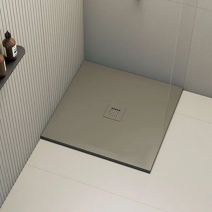 Poalgi Duschwanne Arena SQ - L x B: 100 x 100 cm, Verbundwerkstoff, Braun - Niedrige graue Duschwanne mit quadratischem Ablauf, in eine moderne geflieste Duschkabine integriert.