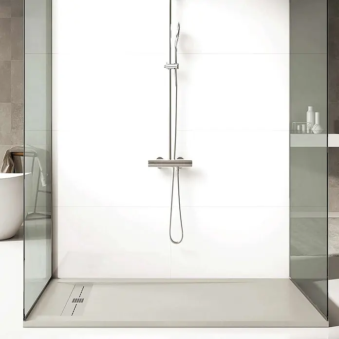 Poalgi Duschwanne Gneis - L x B: 140 x 90 cm, Verbundwerkstoff, Marfil - Moderne begehbare Dusche mit Glasabtrennung, hellgrauer Duschwanne mit Linienablauf und Chrom-Duschsystem.