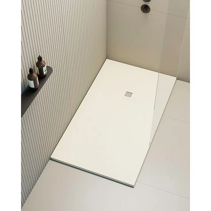 Poalgi Duschwanne Hos's - L x B: 200 x 110 cm, Verbundwerkstoff, Marfil - Rechteckige, flache, beige Duschwanne mit dezenter Struktur und integriertem quadratischem Abfluss, installiert in moderner Duschkabine.