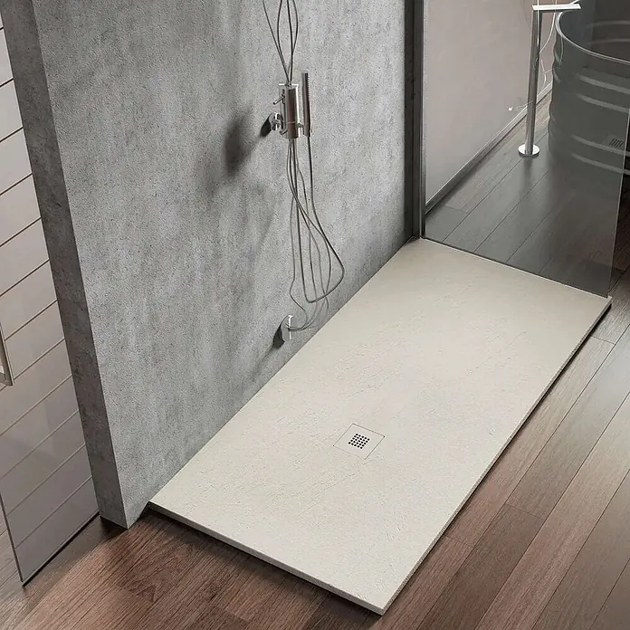 Poalgi Duschwanne Hos's - L x B: 200 x 110 cm, Verbundwerkstoff, Marfil - Hellbeige, texturierte, rechteckige Duschwanne mit quadratischem Abfluss in einem modernen Badezimmer.
