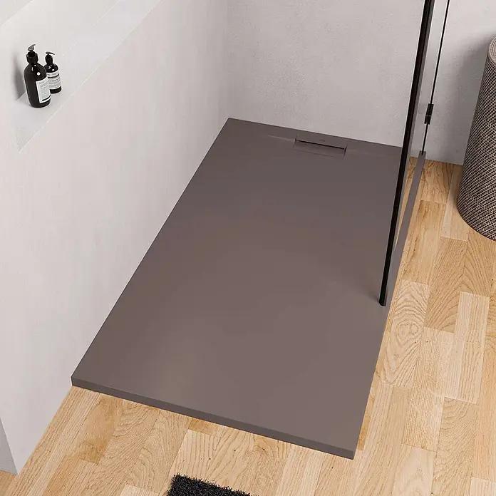 Poalgi Duschwanne Supra - L x B: 120 x 90 cm, Verbundwerkstoff, Braun - Taupefarbene Duschwanne mit linearem Ablauf, integriert in eine Badezimmerecke mit Holzboden.