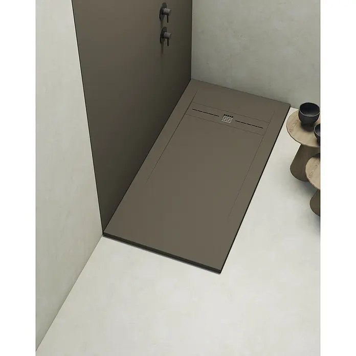 Poalgi Duschwanne Gneis - L x B: 120 x 90 cm, Verbundwerkstoff, Braun - Dunkelbraune strukturierte Duschwanne in einem modernen Badezimmer mit linearem Abfluss und schwarzen Duscharmaturen.