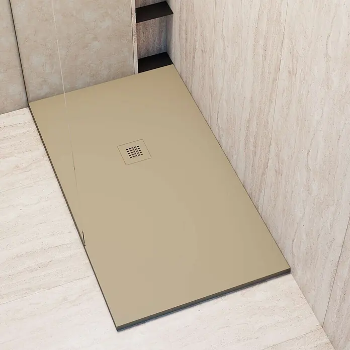 Poalgi Duschwanne Arena - L x B: 130 x 70 cm, Verbundwerkstoff, Albero - Rechteckige beige Duschwanne mit quadratischem Abfluss, in gefliestem Duschbereich installiert.