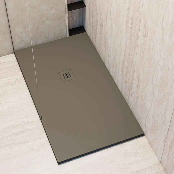 Poalgi Duschwanne Arena - L x B: 120 x 80 cm, Verbundwerkstoff, Braun - Dunkel taupefarbene Duschwanne mit quadratischem Gitterablauf, in einem Duschbereich installiert.