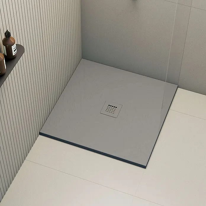 Poalgi Duschwanne Hos's SQ - L x B: 100 x 100 cm, Verbundwerkstoff, Concret - Graue, texturierte Duschwanne mit quadratischem Abfluss, in einer modernen Dusche installiert.