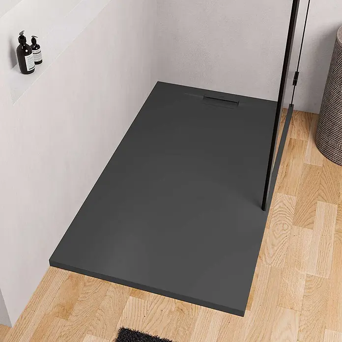 Poalgi Duschwanne Supra - L x B: 200 x 90 cm, Verbundwerkstoff, Schwarz - Rechteckige, dunkelgraue Duschwanne mit linearem Abfluss, bündig in Holzboden installiert.