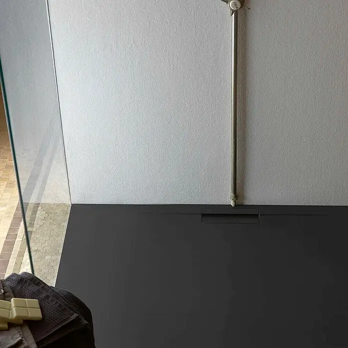 Poalgi Duschwanne Shile - L x B: 180 x 90 cm, Verbundwerkstoff, Antracita - Dunkelgraue Duschwanne mit Linienablauf in moderner Badezimmereinrichtung.
