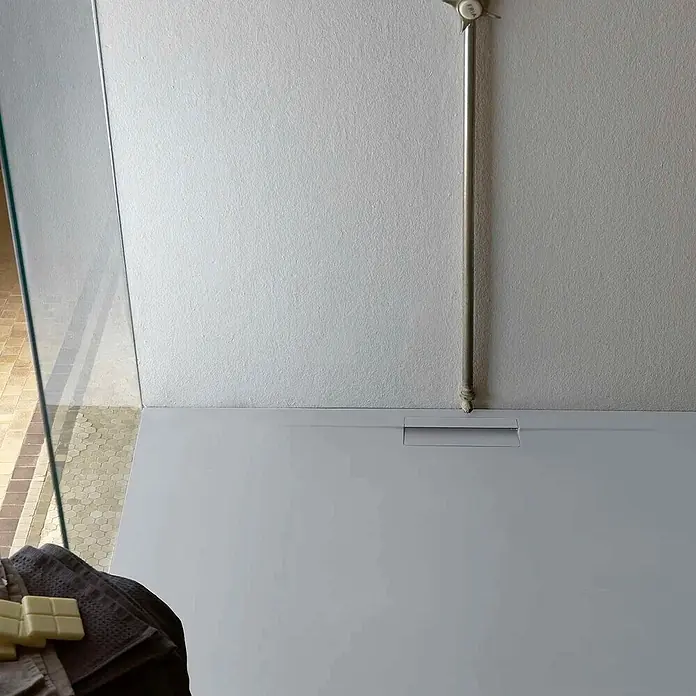 Poalgi Duschwanne Supra - L x B: 120 x 90 cm, Verbundwerkstoff, Hellgrau - Hellgraues Duschelement mit Linienablauf, bodengleich in modernem Bad installiert.