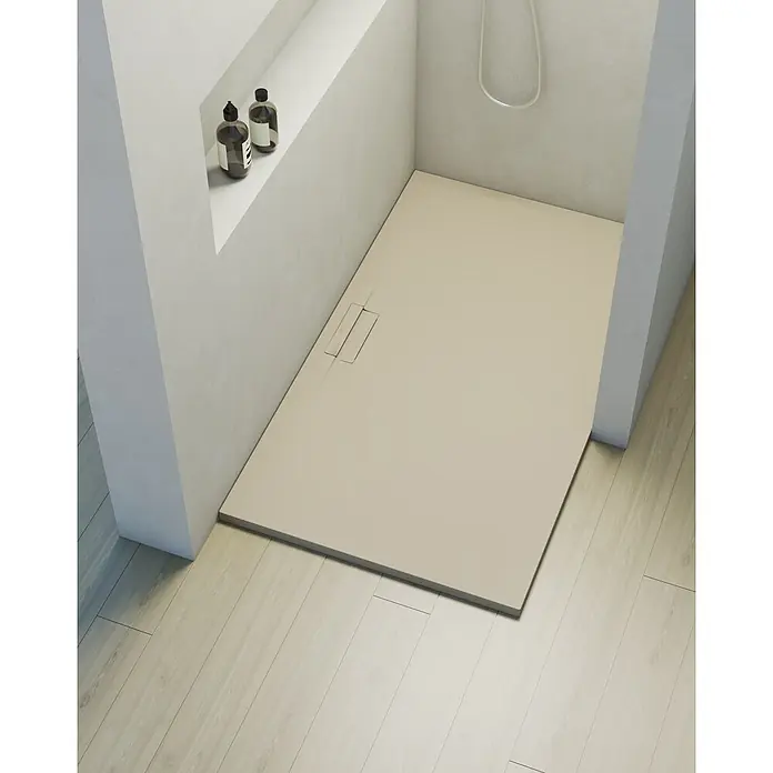 Poalgi Duschwanne Shile - L x B: 160 x 80 cm, Verbundwerkstoff, Perla - Beige Duschwanne mit linearem Ablauf in moderner Dusche mit hellen Wänden und Holzboden.