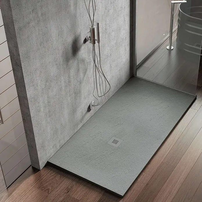 Poalgi Duschwanne Hos's - L x B: 120 x 100 cm, Verbundwerkstoff, Concret - Rechteckige graue Duschwanne mit strukturierter Oberfläche und integriertem Abfluss, bodengleich in einem modernen Bad.