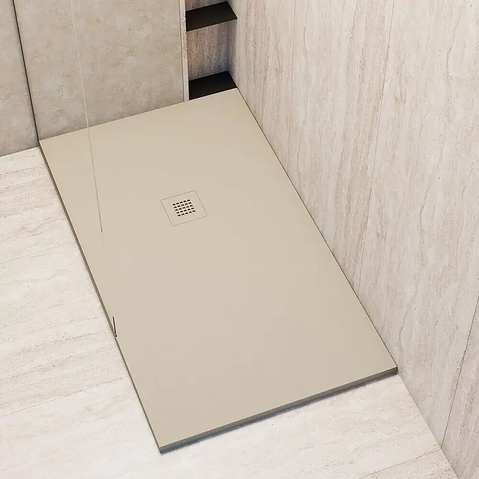 Poalgi Duschwanne Arena - L x B: 120 x 80 cm, Verbundwerkstoff, Perla - Hellbeiges, strukturiertes Duschbecken mit quadratischem Abfluss, in einer gefliesten Duschkabine installiert.