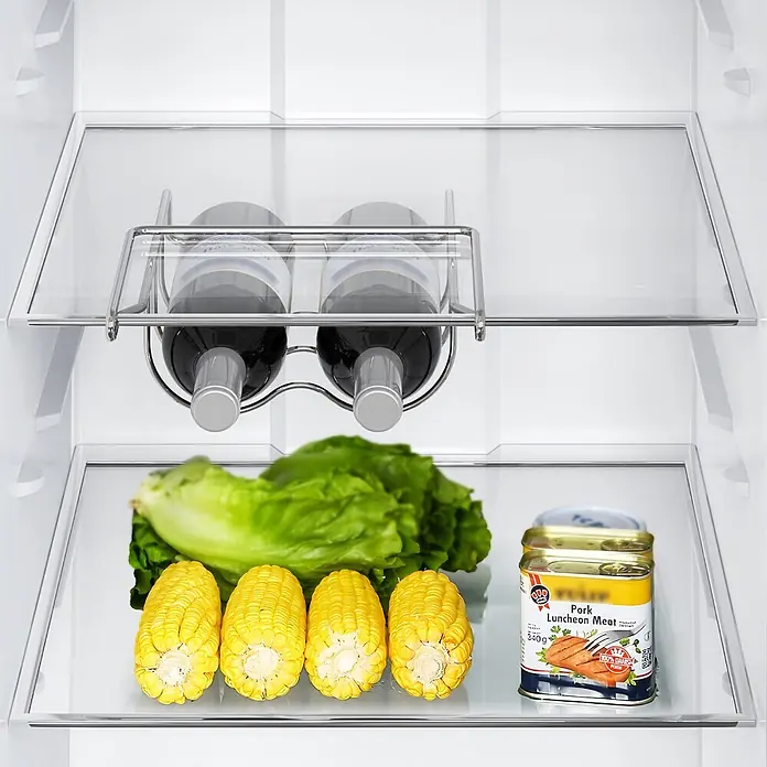 PKM Flaschenregal FR2-219 -  - Kühlschrank-Innenraum mit Klarglasböden, einem silbernen Weinflaschenhalter für zwei Flaschen, Kopfsalat, Mais und Dosenfleisch.