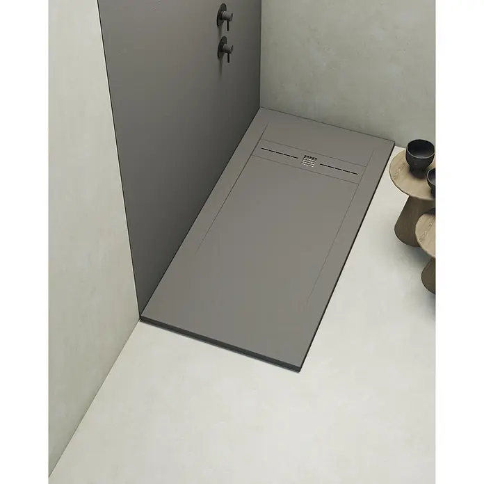 Poalgi Duschwanne Gneis - L x B: 180 x 80 cm, Verbundwerkstoff, Grau - Graue texturierte Duschwanne mit Linienablauf in einer modernen Dusche.