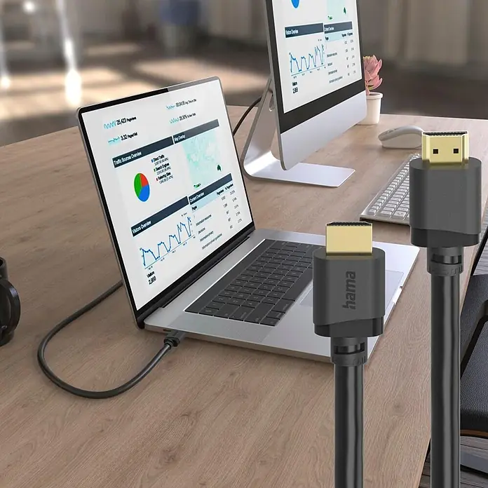 Hama HDMI-Kabel 00202028 8K UHD Audio Return Channel eARC HDMI-Kabel - Schwarz, 2 m - Schwarzes Hama HDMI-Kabel mit vergoldeten Anschlüssen, an Laptop angeschlossen, zeigt Daten auf externem Monitor.