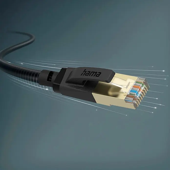 Hama Netzkabel 00202003 RJ45 CAT 8 S/FTP - Schwarz, Länge: 5 m - Hama Ethernet-Kabel, goldbeschichteter RJ45-Stecker, schwarzes Gehäuse, mit sichtbaren Innenleitern und Datenflusslinien.