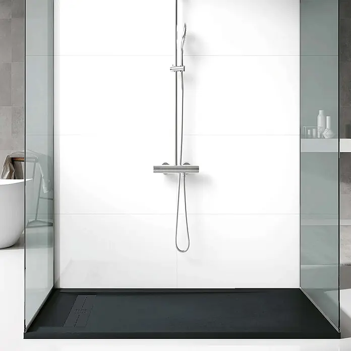 Poalgi Duschwanne Gneis - L x B: 120 x 90 cm, Verbundwerkstoff, Schwarz - Moderne Duschkabine mit dunkelgrauer Duschwanne, Klarglaswänden und einer Chrom-Duscharmatur an einer weißen Fliesenwand.