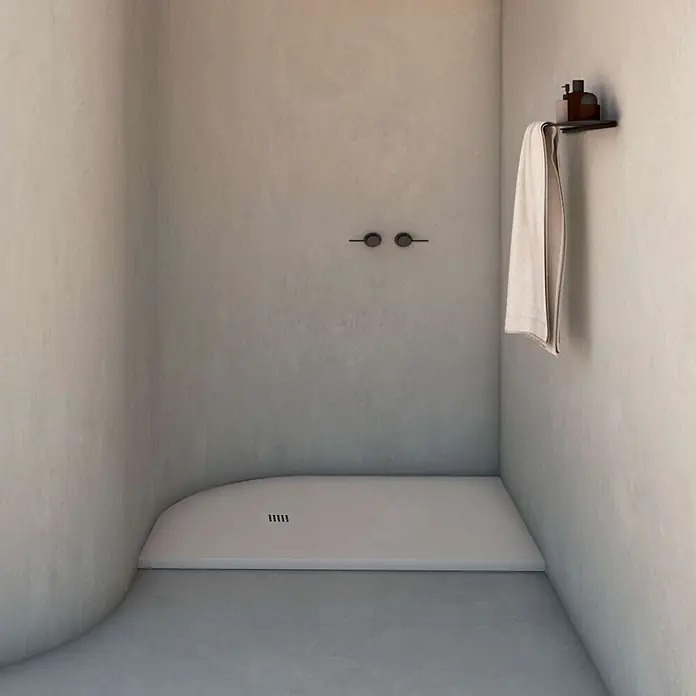 Poalgi Duschwanne Hos's SCA - L x B: 100 x 90 cm, Verbundwerkstoff, Blanco - Minimalistischer Duschbereich mit heller Duschwanne, dunklen Armaturen und Regal mit Handtuch und Pflegeprodukten.
