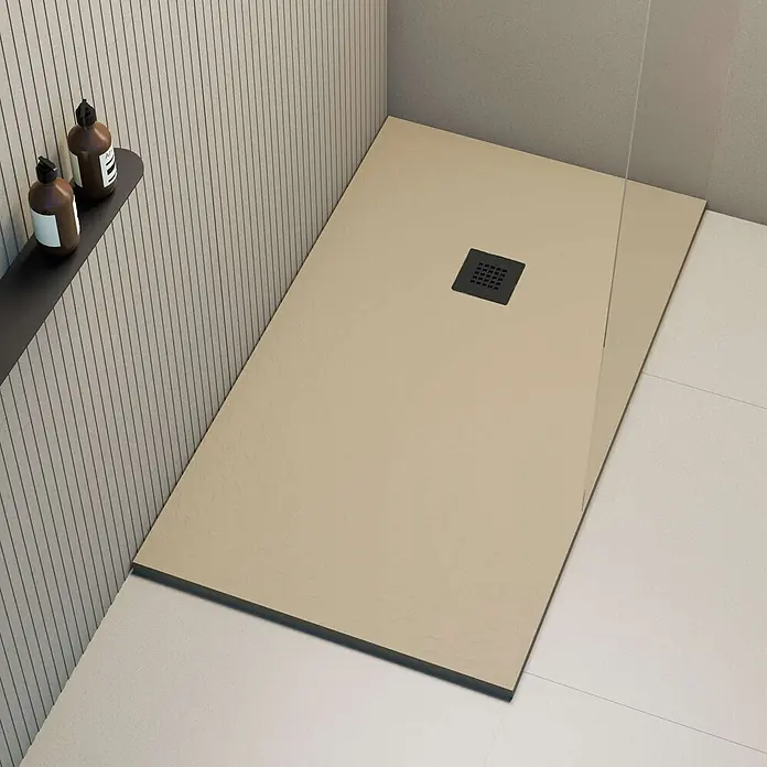 Poalgi Duschwanne Hos's HL - L x B: 120 x 90 cm, Verbundwerkstoff, Beige - Rechteckige beige Duschwanne mit schwarzem quadratischem Abfluss in einem modernen Duschbereich.