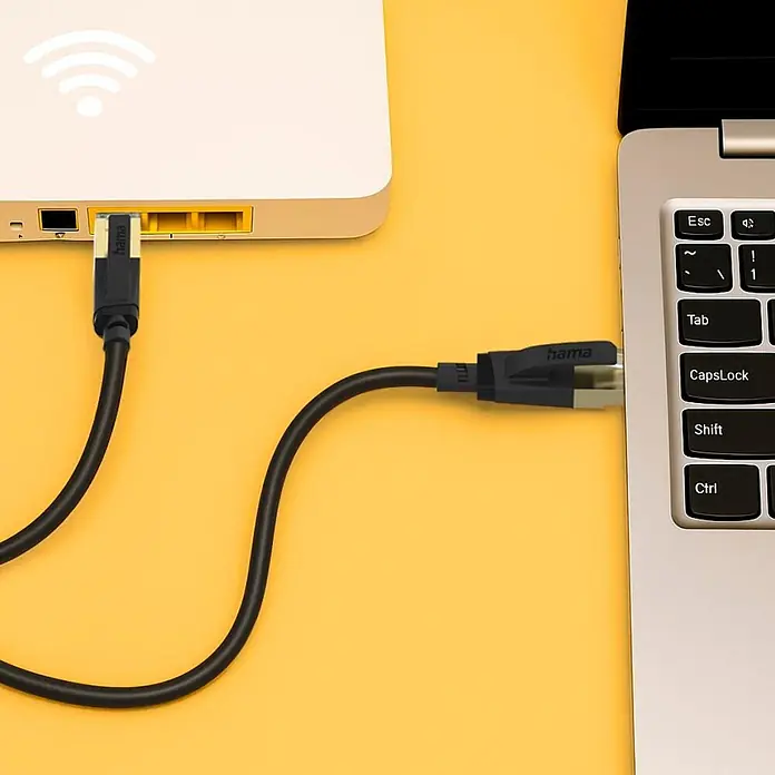 Hama Netzkabel 00202003 RJ45 CAT 8 S/FTP - Schwarz, Länge: 5 m - Schwarz Hama Netzwerkkabel verbindet weißen Router mit silbernem Laptop auf gelbem Hintergrund.