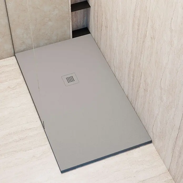 Poalgi Duschwanne Arena - L x B: 110 x 80 cm, Verbundwerkstoff, Hellgrau - Rechteckige graue Duschwanne mit quadratischem Abfluss, bündig in beige gefliesten Duschbereich integriert.