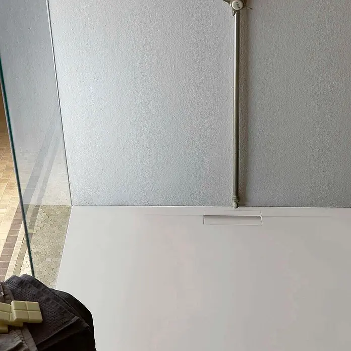 Poalgi Duschwanne Supra - L x B: 160 x 90 cm, Verbundwerkstoff, Marfil - Weiße Duschwanne mit integriertem Linienablauf, in einer modernen Duschkabine installiert.