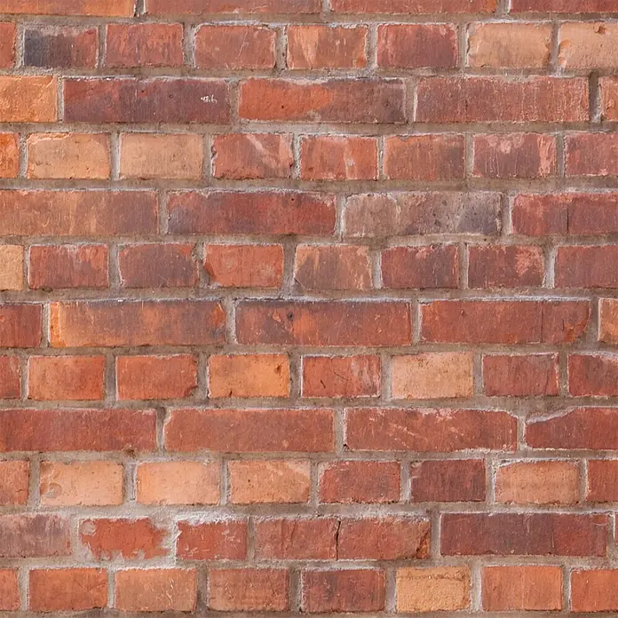 SanDesign Alu-Verbundplatte - 100 x 250 cm, Classic Brick Wall - Eine Nahaufnahme einer alten, verwitterten roten Ziegelwand mit unterschiedlich gefärbten Ziegeln und sichtbaren Mörtelfugen.