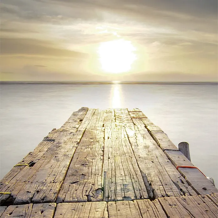 SanDesign Alu-Verbundplatte - 100 x 250 cm, Jetty into Sun - Verwitterter Holzsteg ragt in ruhiges Wasser, mit heller, spiegelnder Sonnenuntergang.