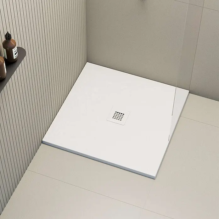 Poalgi Duschwanne Hos's SQ - L x B: 90 x 90 cm, Verbundwerkstoff, Blanco - Weißes, quadratisches Duschbecken mit Gitterablauf, in ein modernes Bad mit strukturierten Wänden und Fliesenboden integriert.