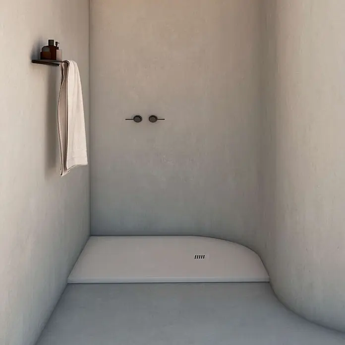 Poalgi Duschwanne Hos's SCA - L x B: 100 x 90 cm, Verbundwerkstoff, Blanco - Minimalistische weiße Duschwanne mit gebogener Kante und Linienablauf, in strukturierter Betondusche installiert.