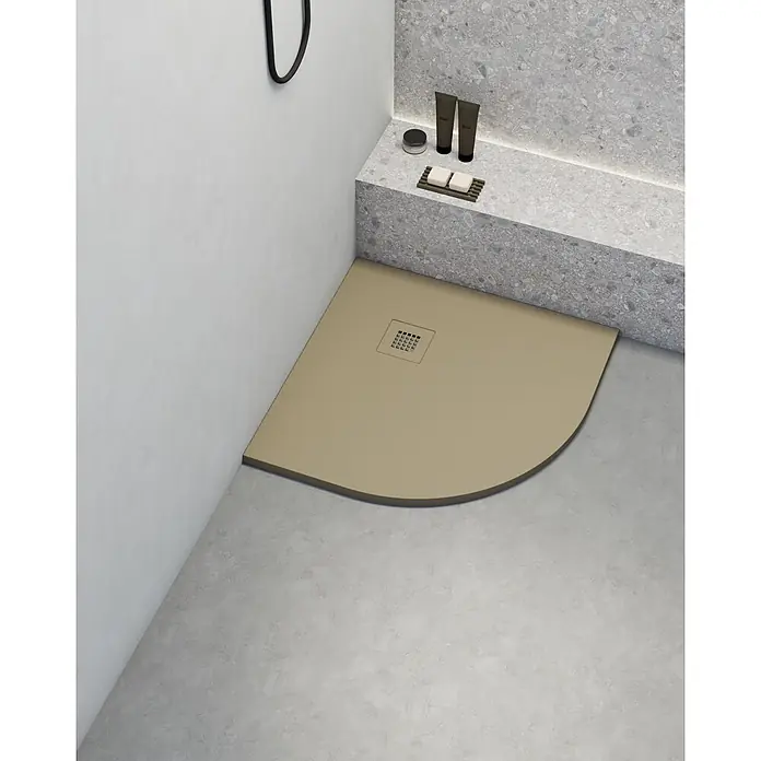 Poalgi Duschwanne Hos's SC - L x B: 80 x 80 cm, Verbundwerkstoff, Beige - Beige Eckduschwanne mit quadratischem Abfluss in einem modernen Badezimmer.