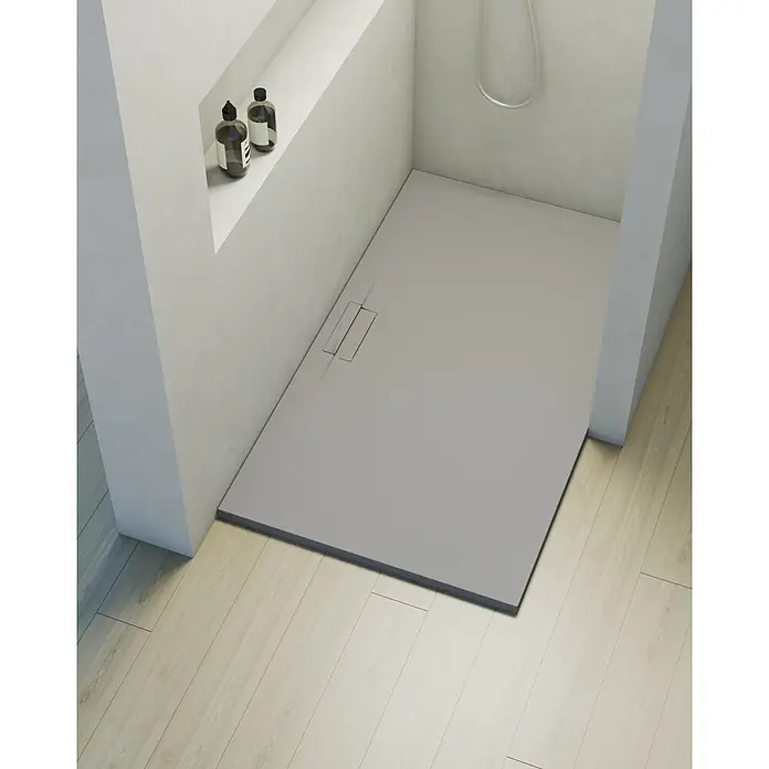 Poalgi Duschwanne Shile - L x B: 120 x 90 cm, Verbundwerkstoff, Hellgrau - Niedrige, rechteckige graue Duschwanne mit linearem Ablauf, bündig mit hellem Holzboden in einem modernen Bad.