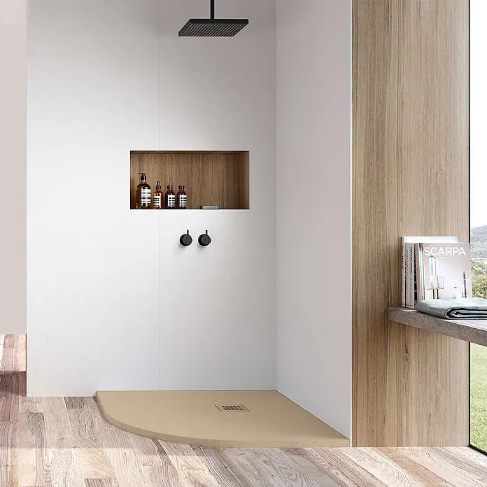 Poalgi Duschwanne Hos's SC - L x B: 80 x 80 cm, Verbundwerkstoff, Beige - Moderne Eckdusche mit beigefarbener Duschwanne, schwarzen Armaturen und Holzakzenten in einer Nische.