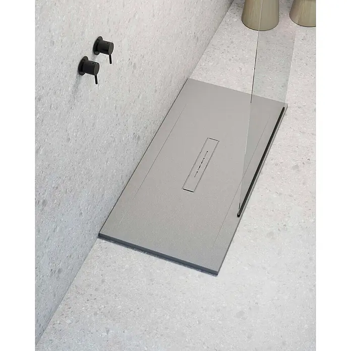 Poalgi Duschwanne Clay - L x B: 120 x 90 cm, Verbundwerkstoff, Hellgrau - Graue rechteckige Duschwanne mit linearem Ablauf, bodengleich installiert.