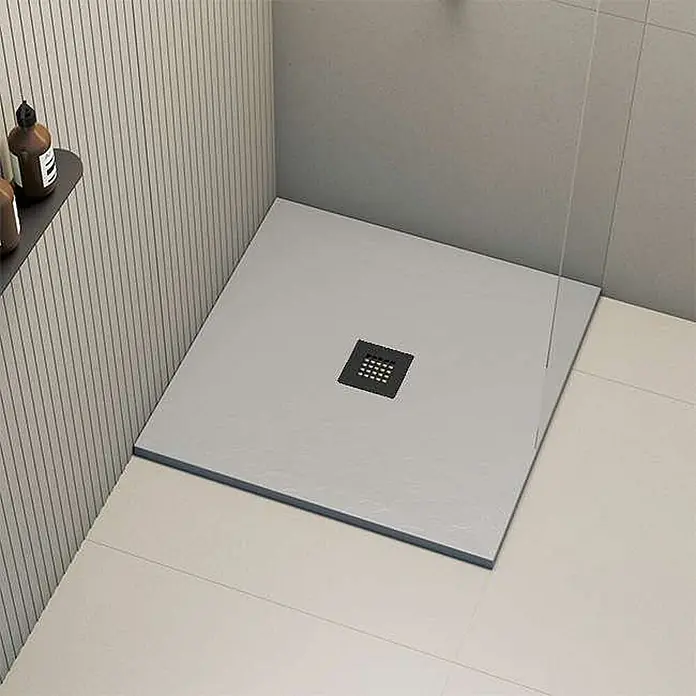 Poalgi Duschwanne Hos's HL - L x B: 80 x 80 cm, Verbundwerkstoff, Hellgrau - Graue quadratische Duschwanne mit schwarzem Abfluss in einer modernen Duschkabine installiert.