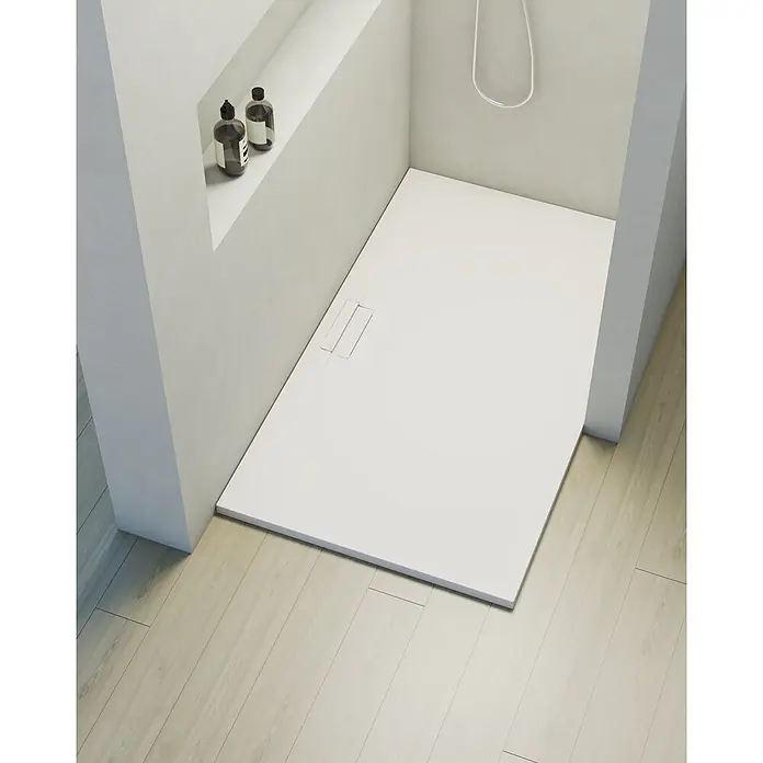 Poalgi Duschwanne Shile - L x B: 140 x 80 cm, Verbundwerkstoff, Blanco - Weiße, rechteckige, bodengleiche Duschwanne mit linearem Ablauf, bündig mit hellem Holzboden in einer modernen Duschkabine.