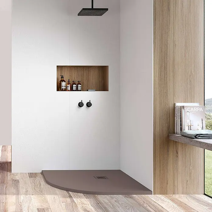 Poalgi Duschwanne Hos's SC - L x B: 80 x 80 cm, Verbundwerkstoff, Braun - Moderner Duschbereich mit gebogener taupefarbener Duschwanne, schwarzem Brausekopf und Holzablage in weißen Wänden.