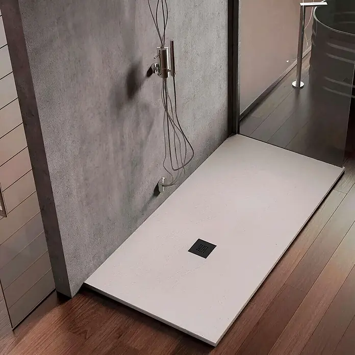 Poalgi Duschwanne Hos's HL - L x B: 130 x 80 cm, Verbundwerkstoff, Blanco - Minimalistische, helle Duschwanne mit schwarzem Abfluss, bündig in einen Holzfußboden im Duschbereich integriert.