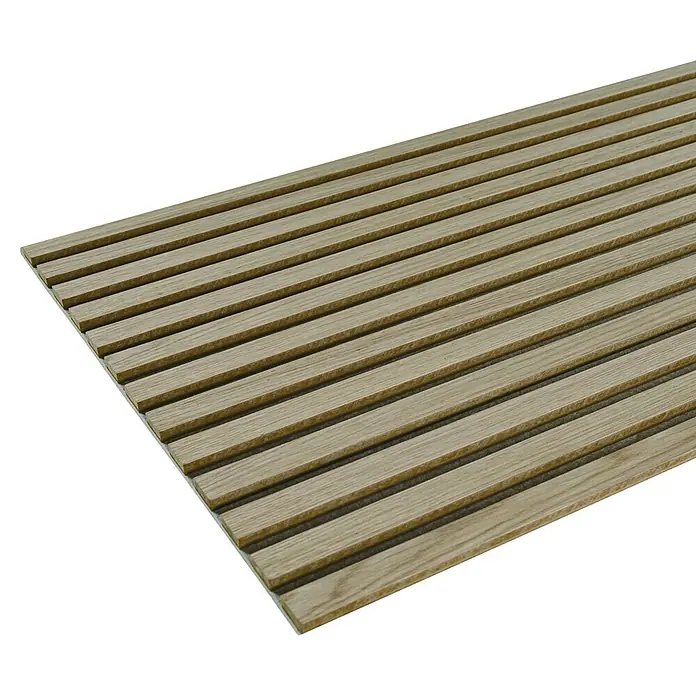 Akustikpaneel - Light Oak Funier Beige, 2.440 x 520 x 18 mm - Hellbraune Lamellen-Akustikplatte aus Holz auf dunklem Filz, schräg betrachtet.