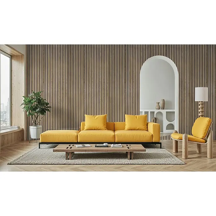 Akustikpaneel - Light Oak Funier Beige, 2.440 x 520 x 18 mm - Ein hellgelbes Modulsofa mit schwarzem Untergestell in einem modernen Wohnzimmer mit Holzlattenwänden, Teppich und Couchtisch.