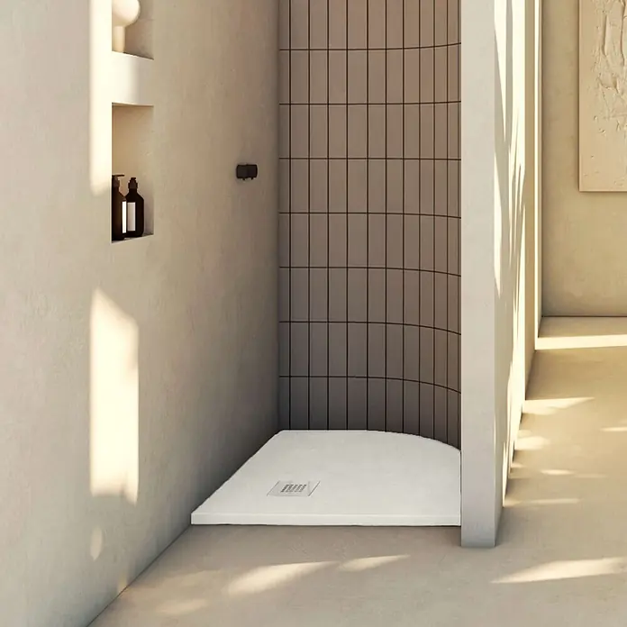 Poalgi Duschwanne Arena - L x B: 90 x 90 cm, Verbundwerkstoff, Marfil - Weiße Duschwanne mit quadratischem Abfluss, installiert in einem gefliesten Duschbereich.