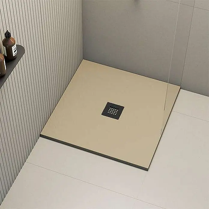 Poalgi Duschwanne Hos's HL - L x B: 80 x 80 cm, Verbundwerkstoff, Beige - Quadratische, beige Duschwanne mit dunklem quadratischem Abfluss, in einer modernen Dusche installiert.
