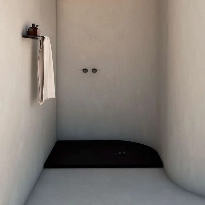 Poalgi Duschwanne Hos's SCA - L x B: 100 x 90 cm, Verbundwerkstoff, Schwarz - Schwarze Duschwanne mit abgerundeter Ecke in minimalistischer Dusche. Eine kleine Ablage mit Handtuch ist sichtbar.