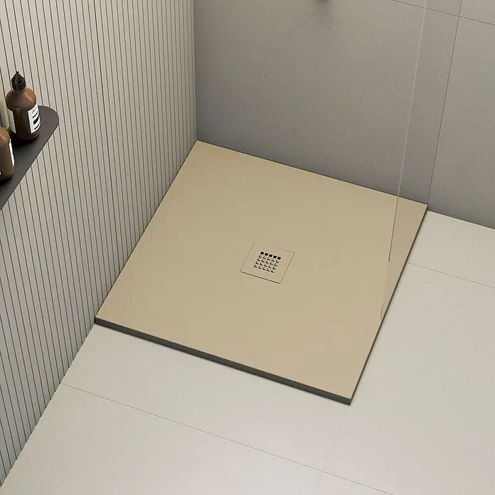 Poalgi Duschwanne Hos's SQ - L x B: 90 x 90 cm, Verbundwerkstoff, Beige - Beige strukturierte Duschwanne mit quadratischem Ablauf, in einer modernen Eckdusche installiert.