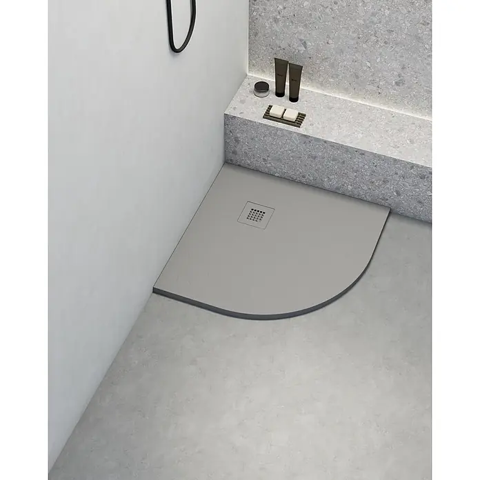 Poalgi Duschwanne Hos's SC - L x B: 80 x 80 cm, Verbundwerkstoff, Grau - Graue viertelrunde Duschwanne mit quadratischem Ablauf, in einem modernen Duschbereich.
