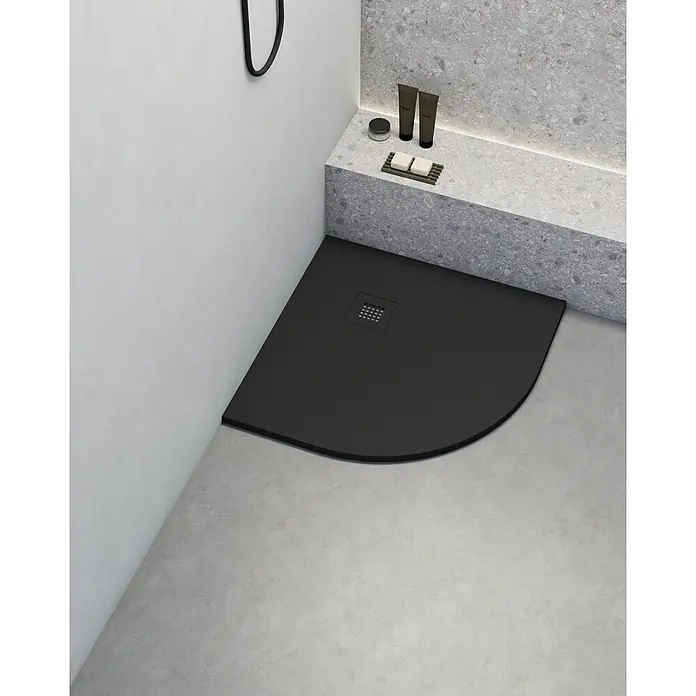 Poalgi Duschwanne Hos's SC - L x B: 80 x 80 cm, Verbundwerkstoff, Schwarz - Schwarze Viertelkreis-Duschwanne mit passendem Ablaufdeckel in einem modernen Badezimmer.