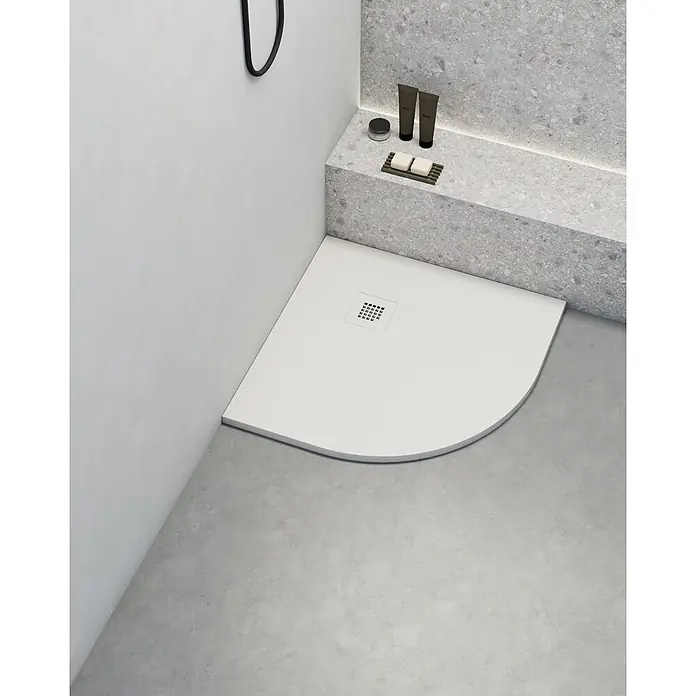 Poalgi Duschwanne Arena - L x B: 90 x 90 cm, Verbundwerkstoff, Blanco - Weiße Viertelkreis-Duschwanne mit quadratischem Abfluss in moderner Duschumgebung.